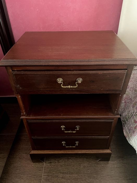 Mesas de cabeceira em bom estado