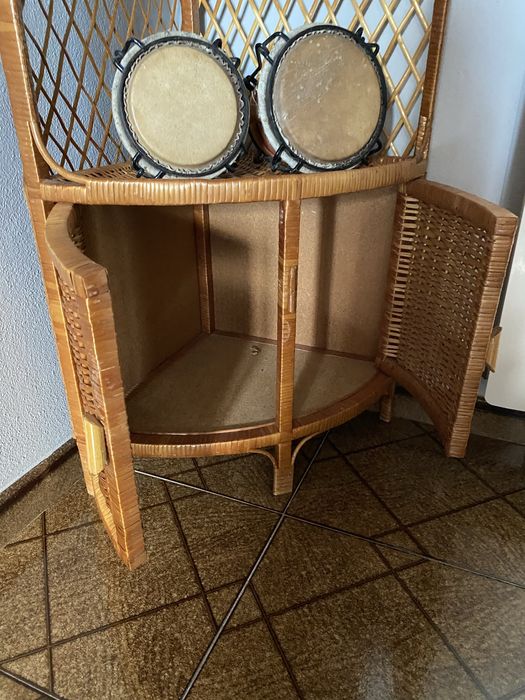 Móvel de canto em vime