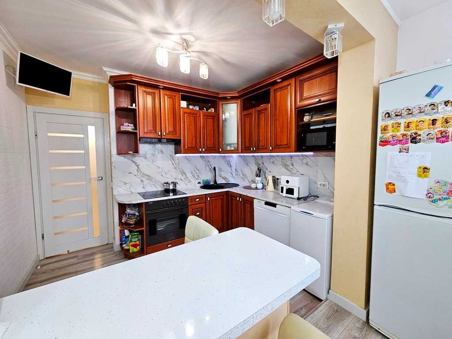 Продається житлова 3-кімнатна квартира на 2-поверсі біля парку...