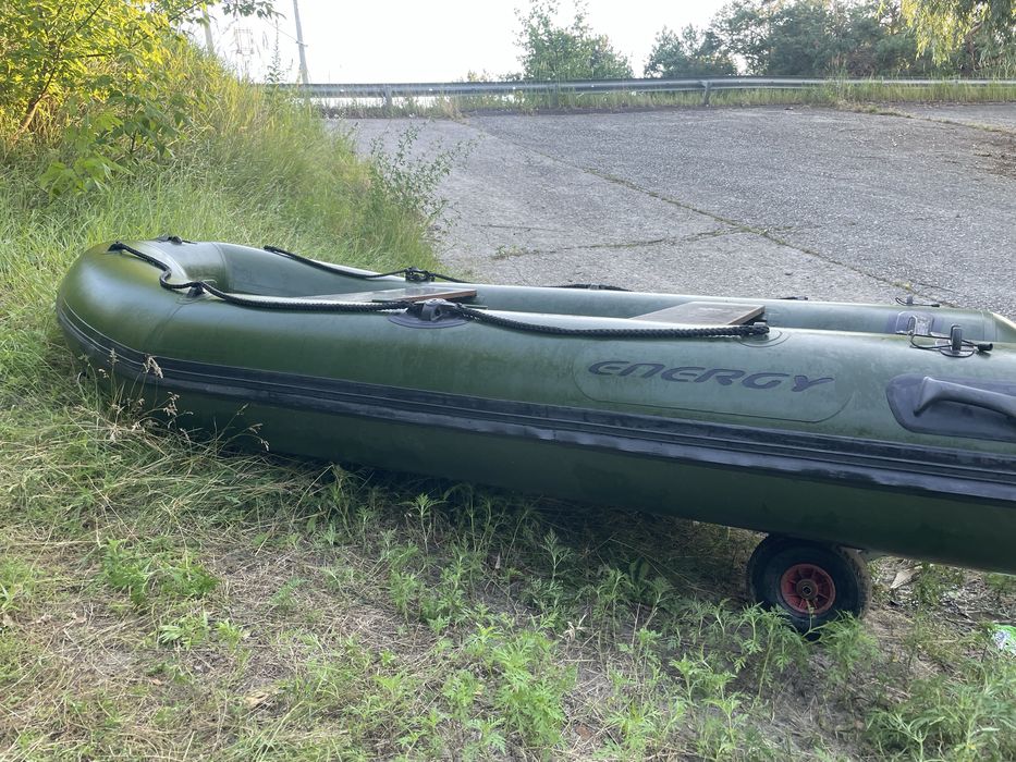 Лодка enegy 330 з транцевими  колесами