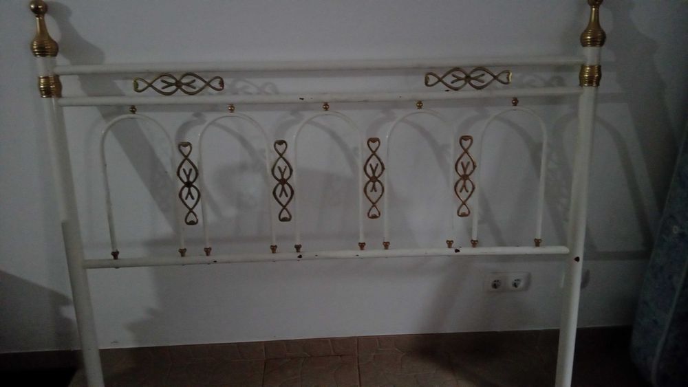 Cama de Ferro Robusta.  Toda a estrutura. A precisar se pintura