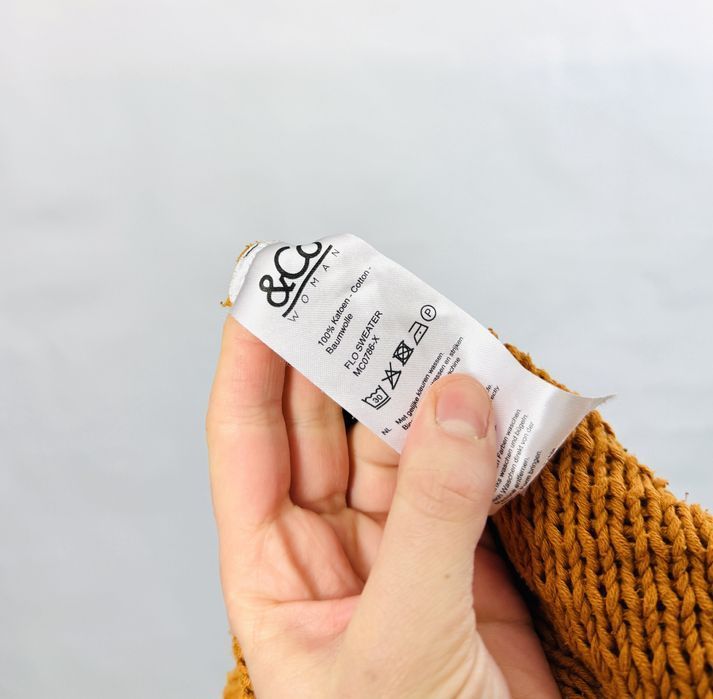 Złoty sweter ażurowy ze stójką XS 34