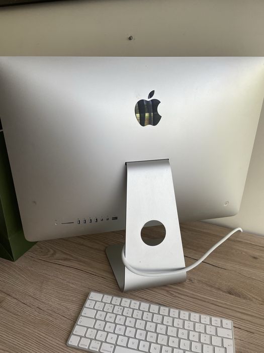 Vendo computador Mac usado com teclado e rato .. ofereço candeeiro