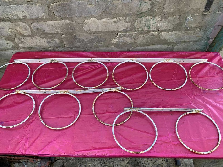 Подставка для цветов кованая, металлическая в виде круга, на стену