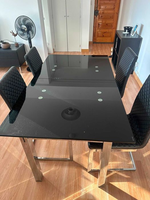 Mesa de jantar extensível em vidro temperado preto + 4 cadeiras almofadadas
