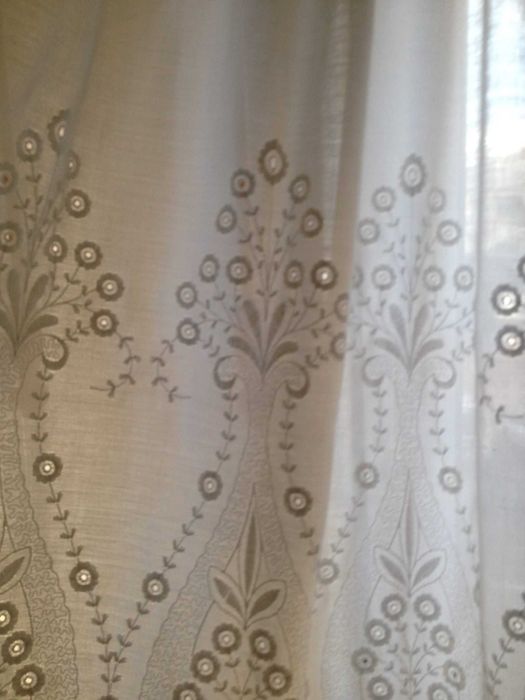 Cortinados cremes bordados