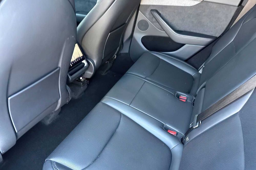 Tesla Model Y      2026