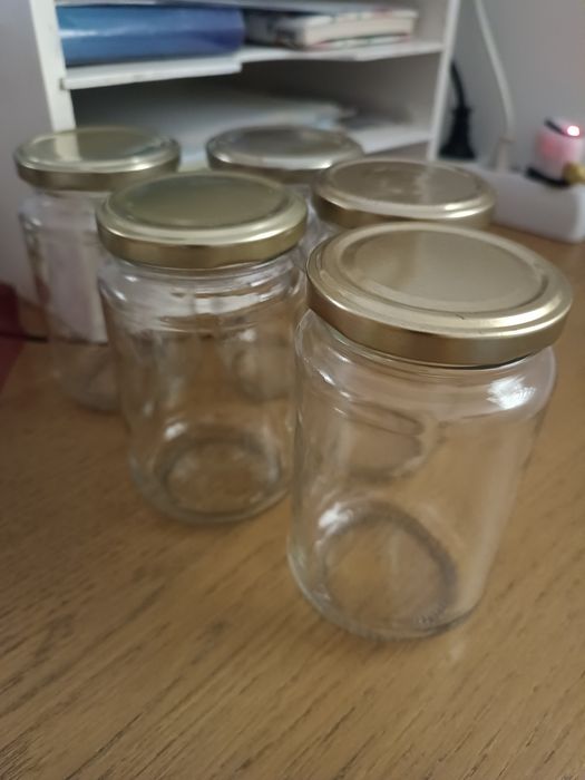 14 frascos sem rótulo