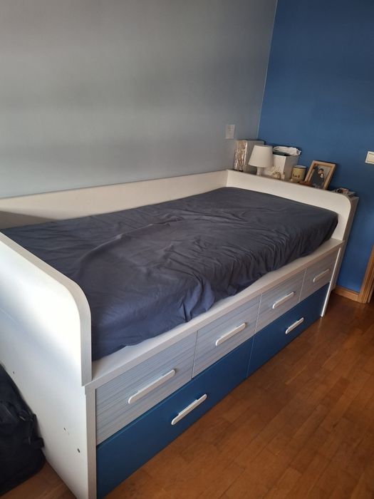 Cama solteiro com arrumação