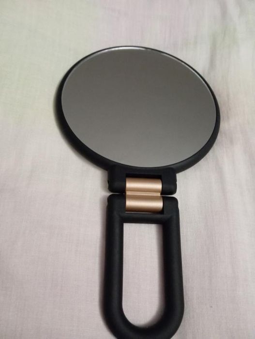 Косметическое двухстороннее зеркало с увеличением