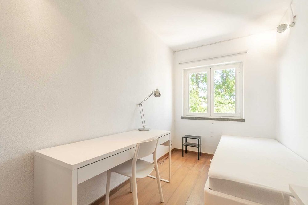 Quarto em apartamento de estudantes Nova SBE - ENTRADA IMEDIATA