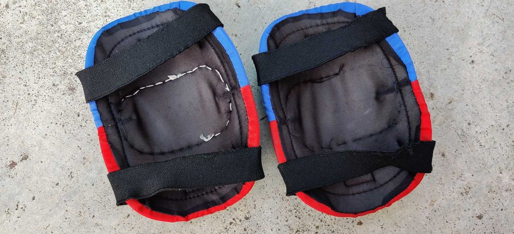 Ochraniacze na kolana na rolki uniwersalne czerwono niebieskie