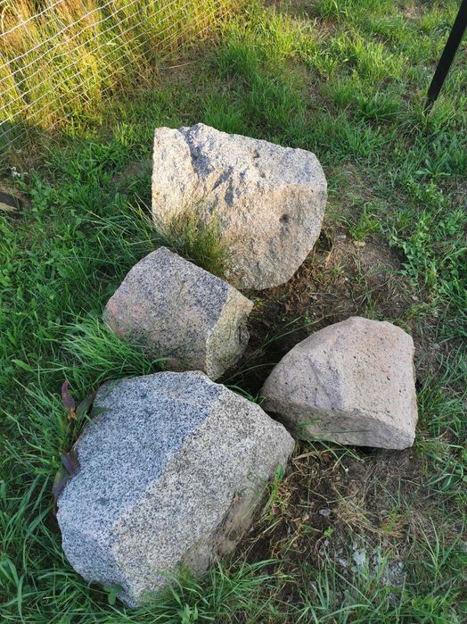 Duże kamienie na fundament
