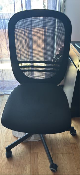 Cadeira giratoria preta FLINTAN