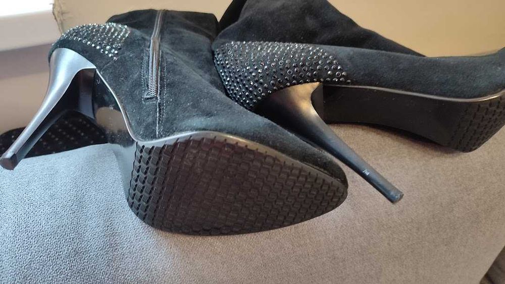 Kozaki zamszowe z cyrkoniami na szpilce Ribbica