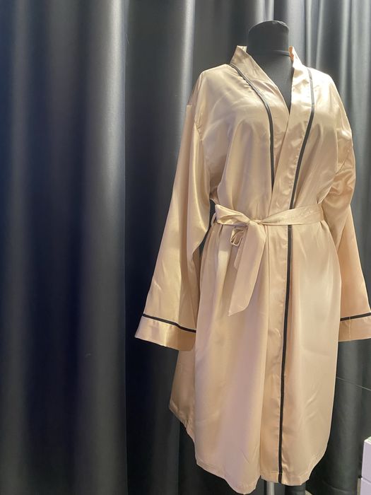 Халат атласный бежевого цвета с коричневым кантиком