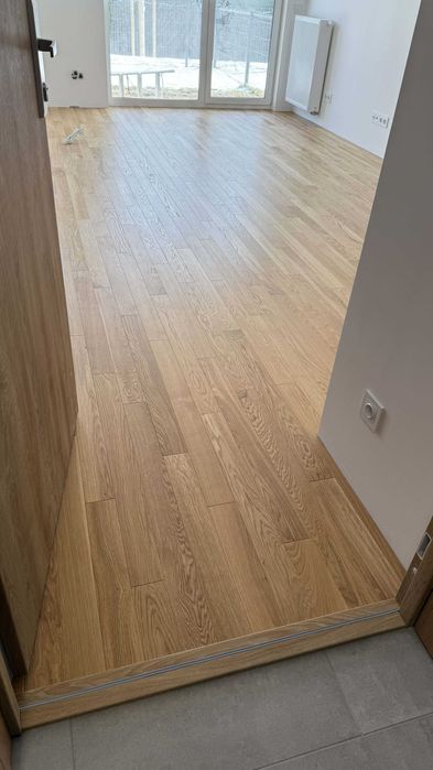 Deska dębowa lakierowana szczotkowana 11x90x990 (65 m2)