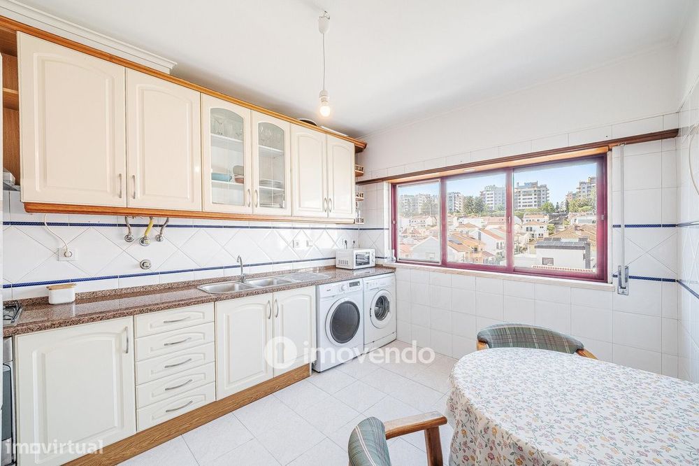 Apartamento T2, com lugar de estacionamento e arrecadação, na Ramada