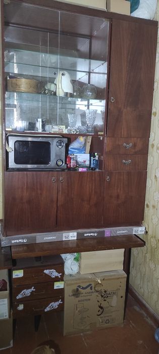 Подарую сервант та письмовий стіл (самовивіз)