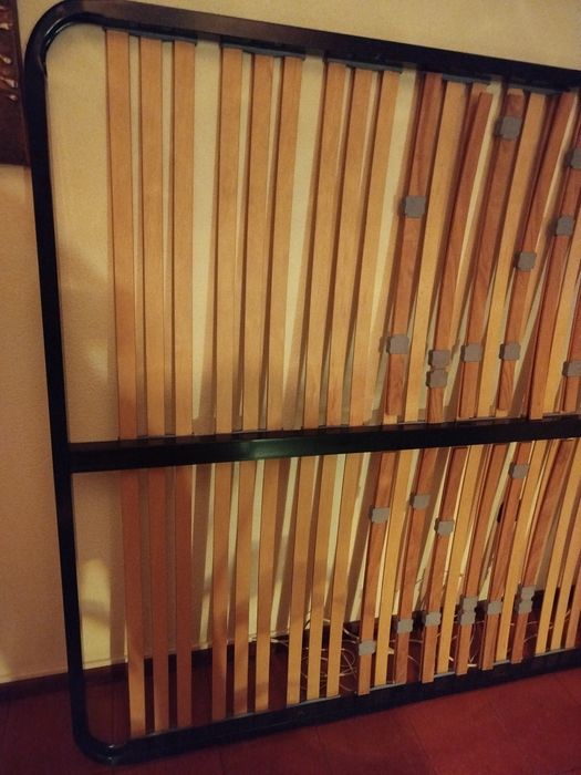 Estrado metálico com ripas em madeira