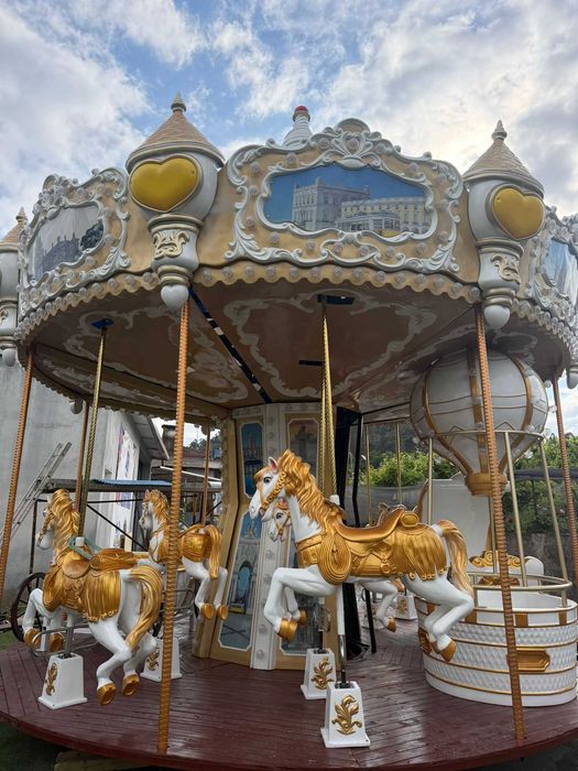 carrossel parisiense, pista de gelo, rampa de boias, borboleta gigante, canhão de neve