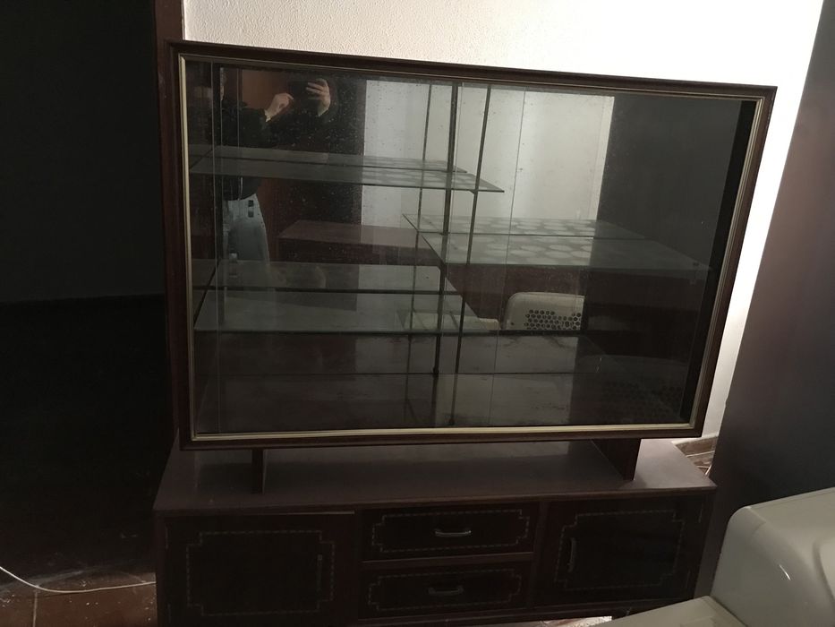 Cristaleira em madeira