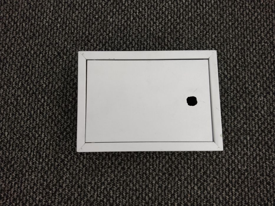 Продаю маленький сейф (без замка)