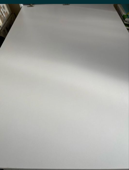 Stół wiszący do ściany