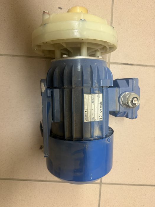 Silnik pompa wody używany Besel