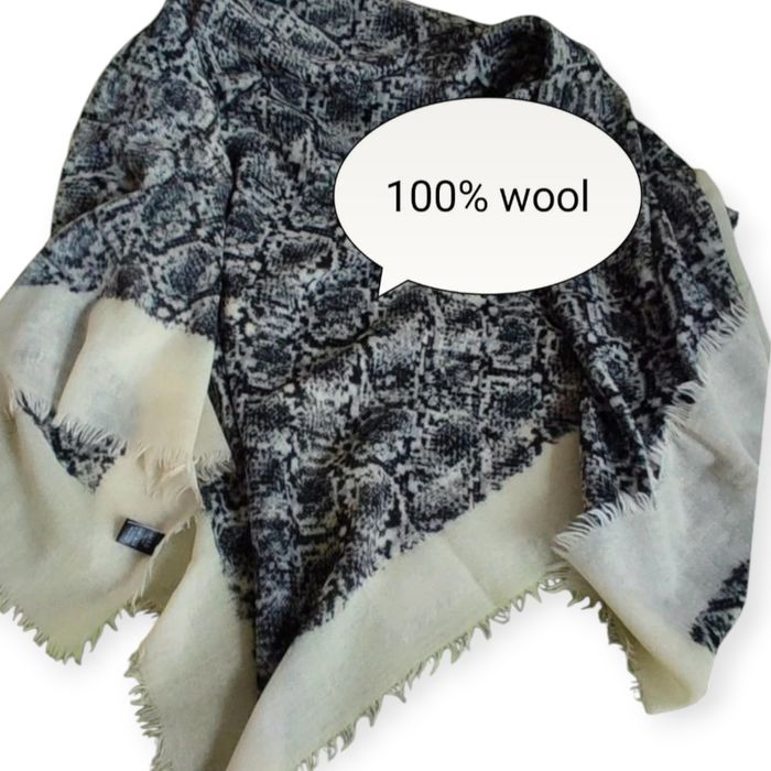 Szal Chusta oversize  122X143 cm  100 % wełna  M&S  animal print