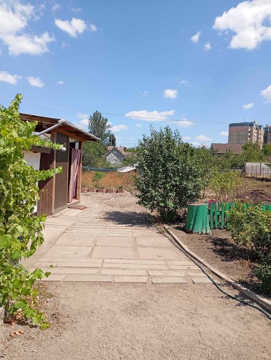 Продаю невеликий будиночок з великою ділянкою