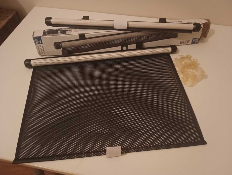 Conjunto de 2 persianas auto com aprox 51x42 cm e enrolador automático