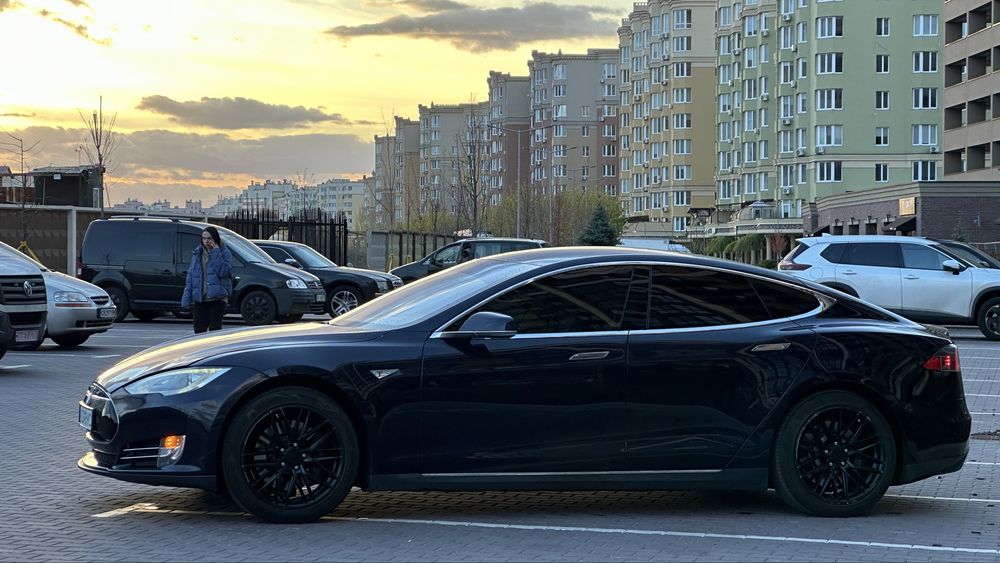 Tesla Model S 2013 85квт Тесла