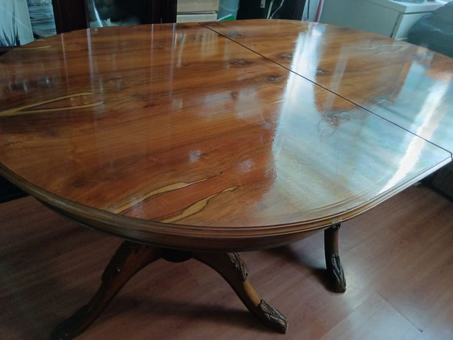 Mesa de madeira com 8 cadeiras