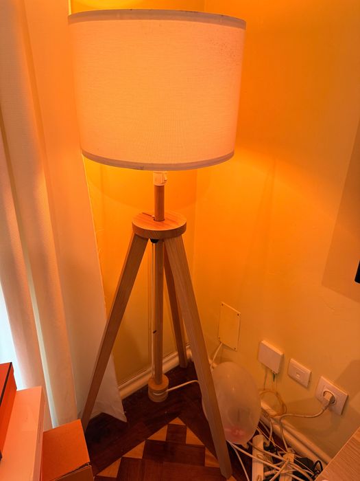 Candeeiro de pé madeira e abajur branco