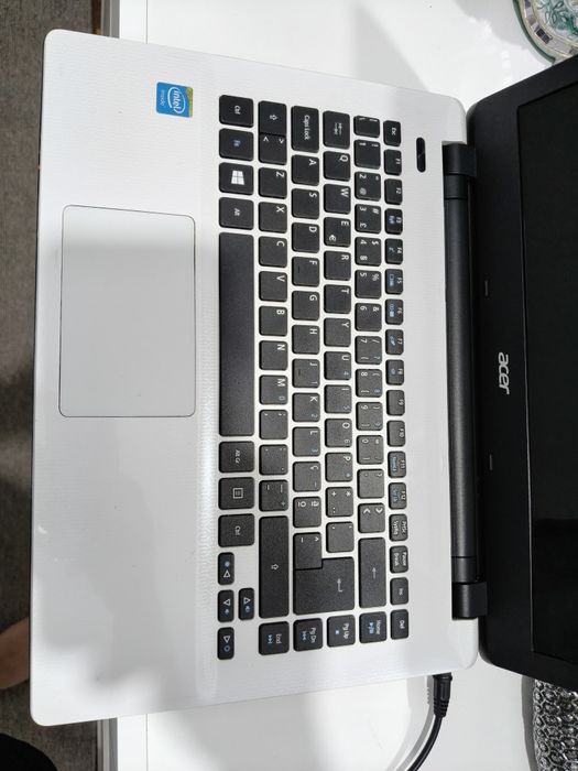 Vendo portátil Acer branco bem estimado como novo