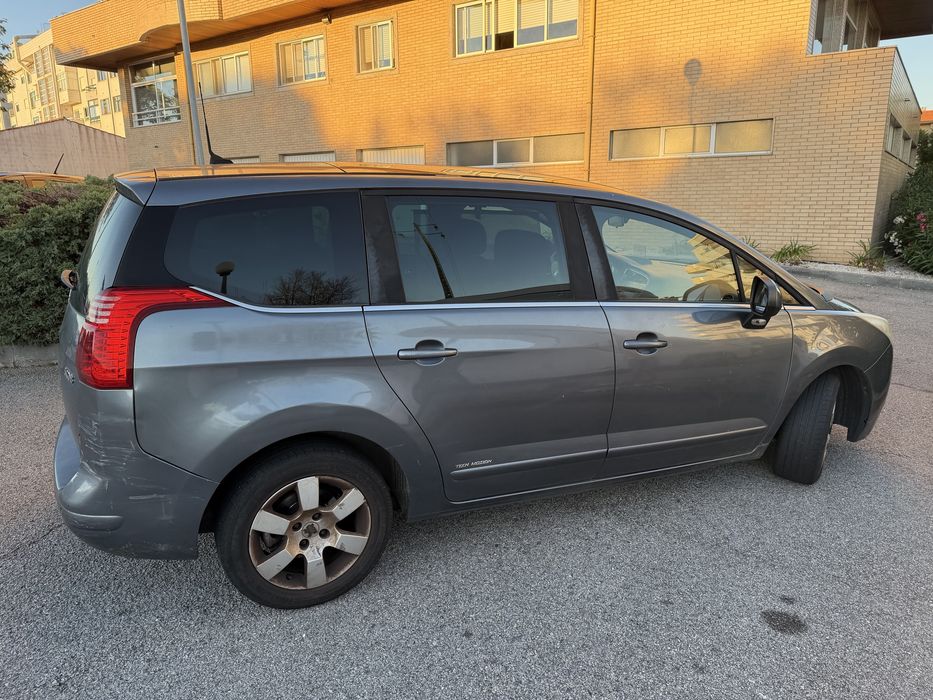 PEUGEOT 5008