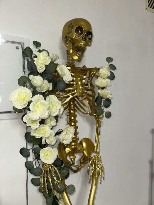 Декор, скелет з квітами