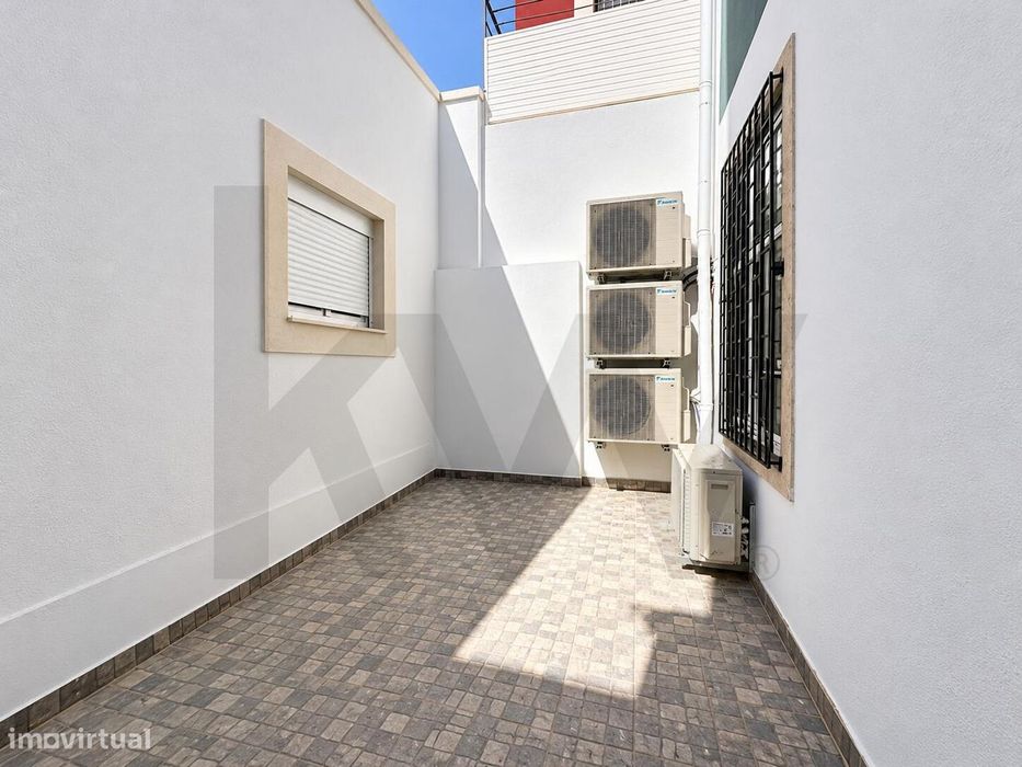 Apartamento T2 Renovado com Terraço de 20 m2 | Penha de França | Lisbo