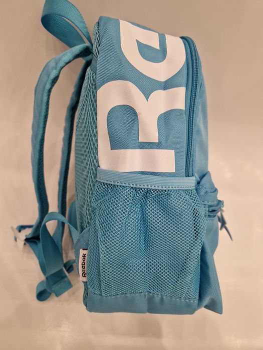 Śliczny plecak Reebok z markowym brelokiem.