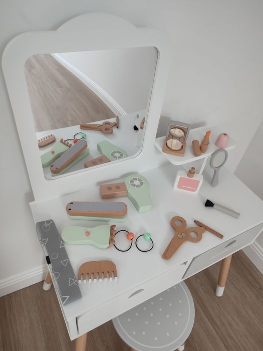 Duża drewniana toaletka + akcesoria