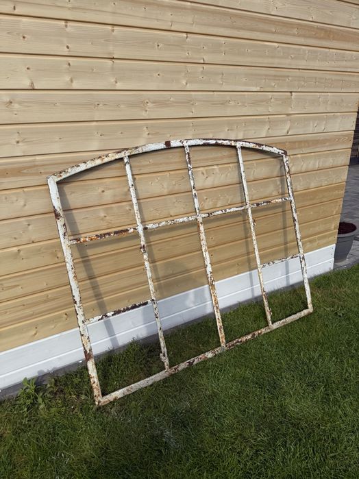 Stare solidne okna żeliwne