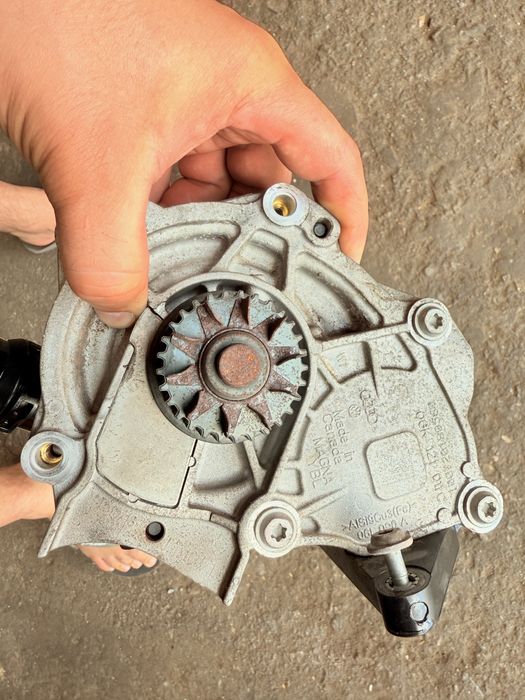 VAG 06K121011C помпа q5 2018