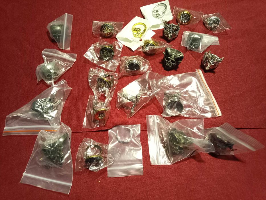 Colares, porta-chaves, brincos, pulseiras, anéis, pins, etc