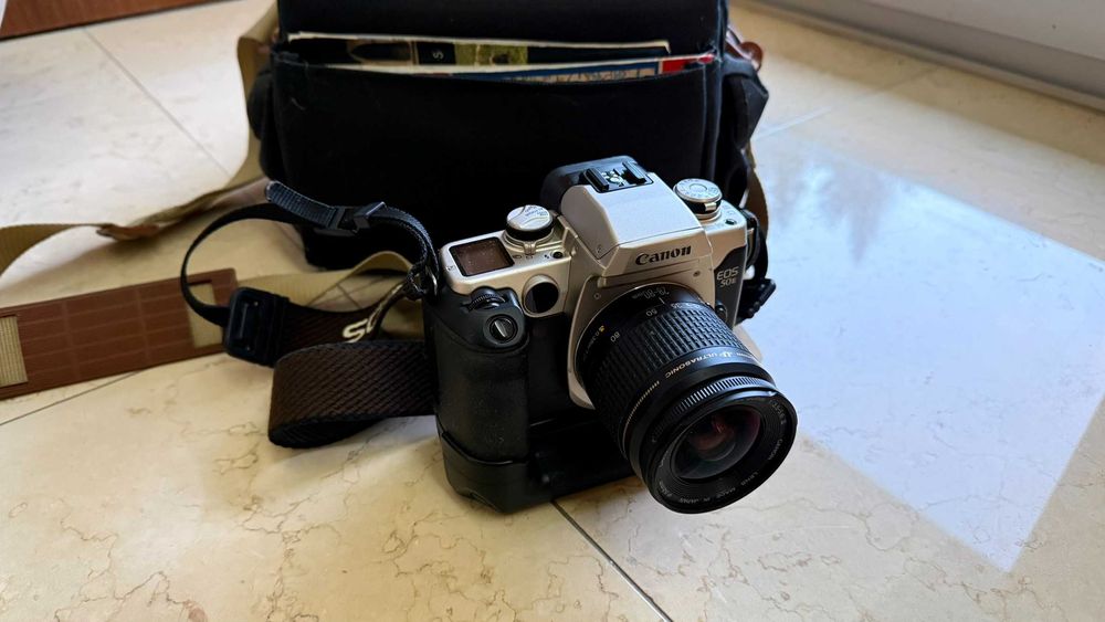 Canon EOS 50e com lente 28-80mm
