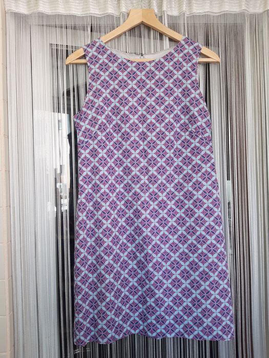 Vestido curto de Verão, com padrão decorativo de tons azul e roxo S/M