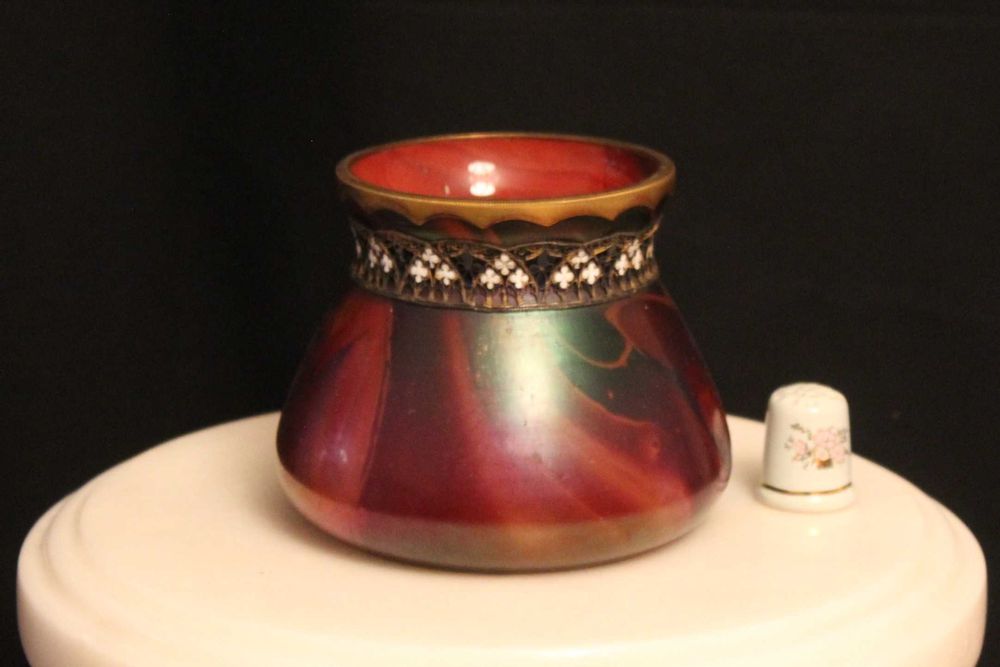 Vaso de vidro iridescente vintage com cinto de metal dourado