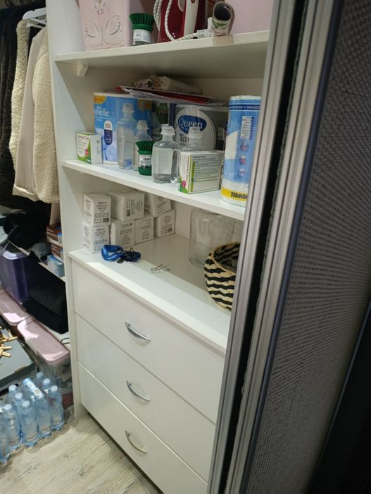 Sprzedam Garderobę wraz z drzwiami przesuwnymi.