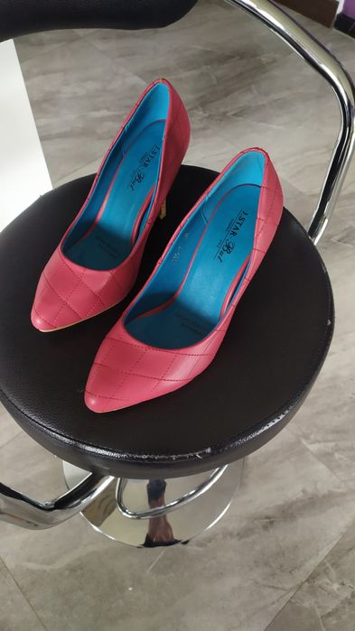 Damskie czółenka w kolorze różowym.