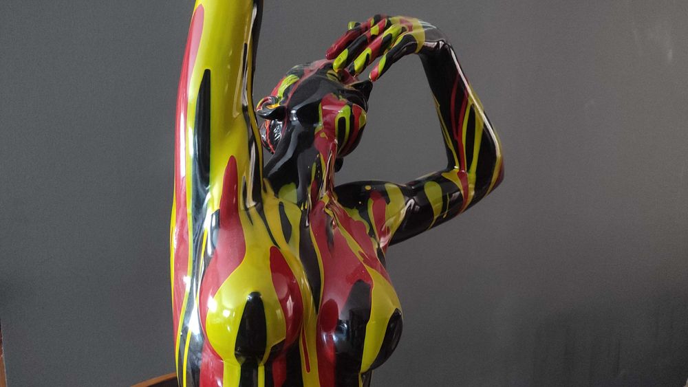 Figura feminina em pose artística